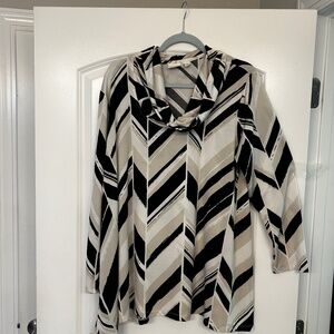 Stunning Chico’s Tunic Black, Tan, and White Size 3 (16)